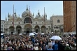 Glubige bei der Papst-Messe auf dem Markusplatz  (AFP)